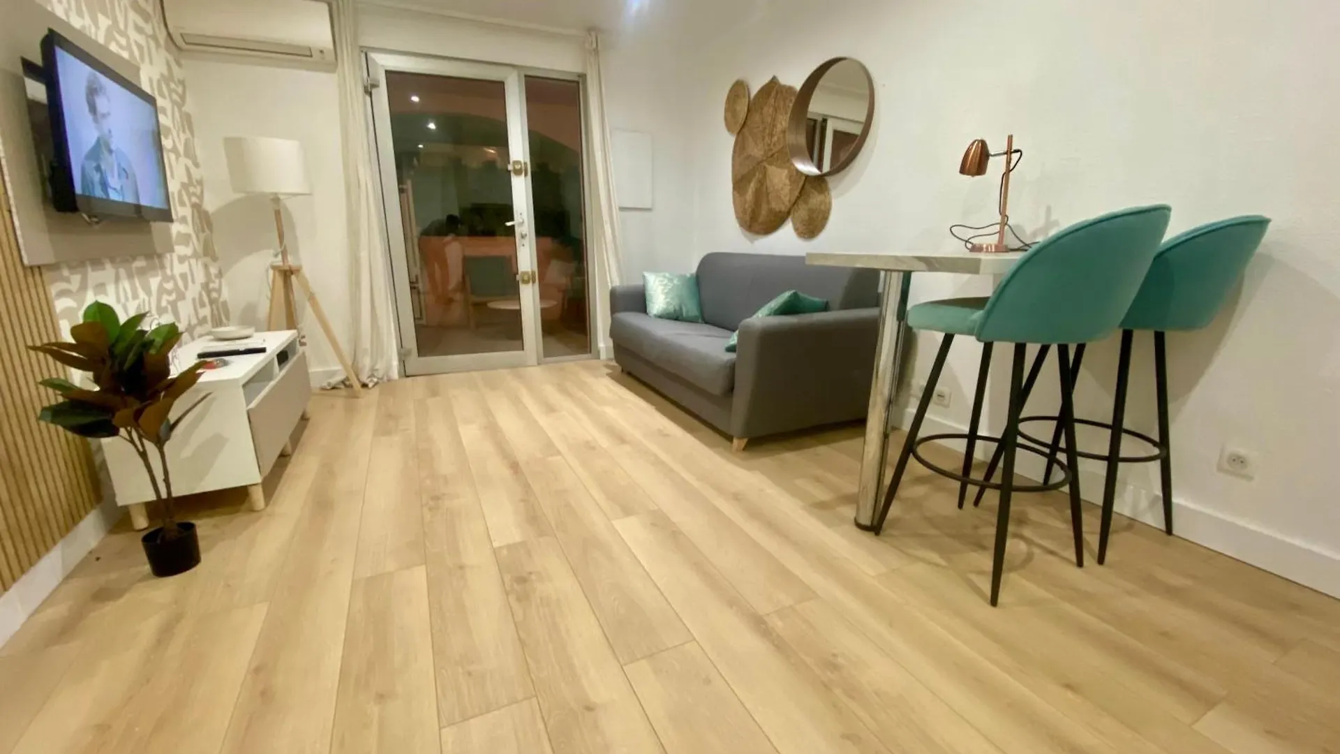 Apartment Studio Bricka - 200M To The Beach, Parking, Clim, Terrace Antibes